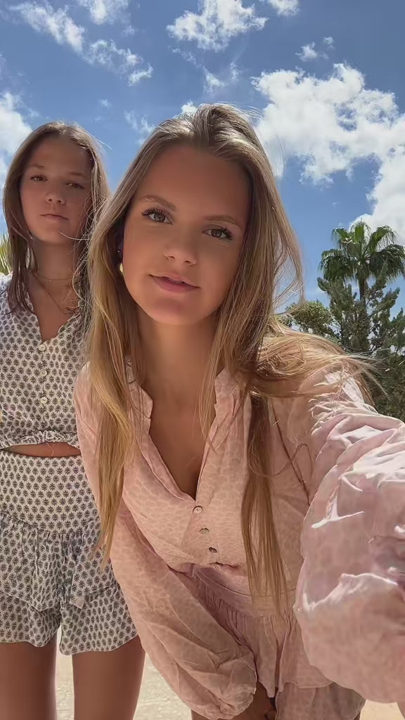 Video laden: TWINNING IS WINNING IN DE PALOMA SET!